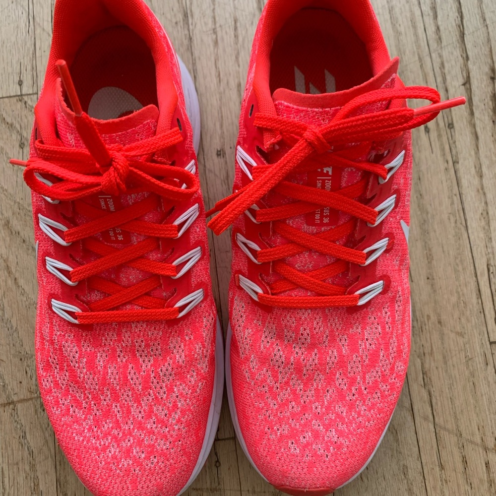 NIKE ZOOM SNEAKERS